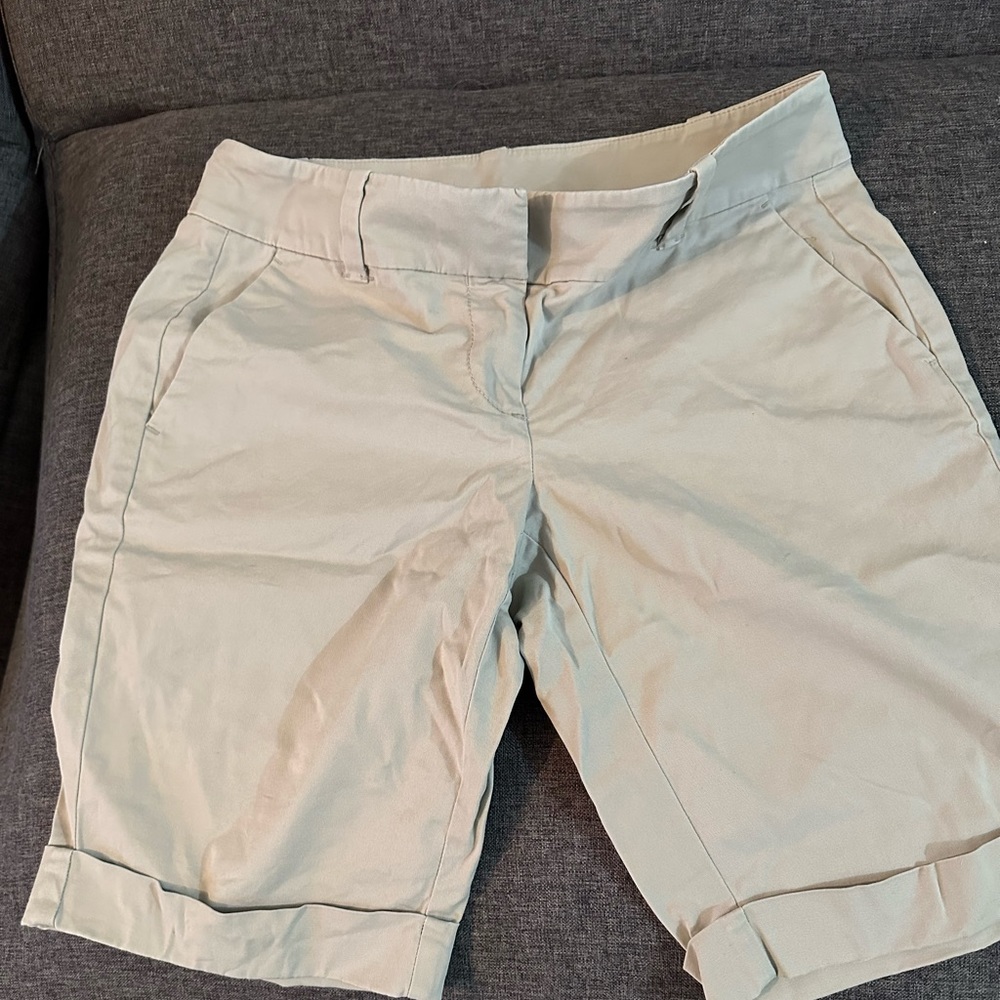 Women’s Ann Taylor cuffed shorts